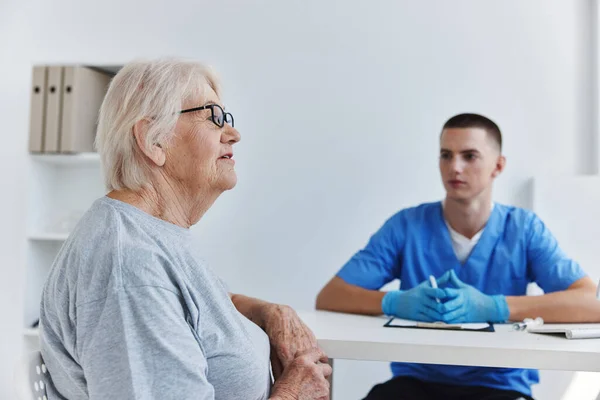 Oudere patiënt in gesprek met de arts gezondheidsbehandeling — Stockfoto