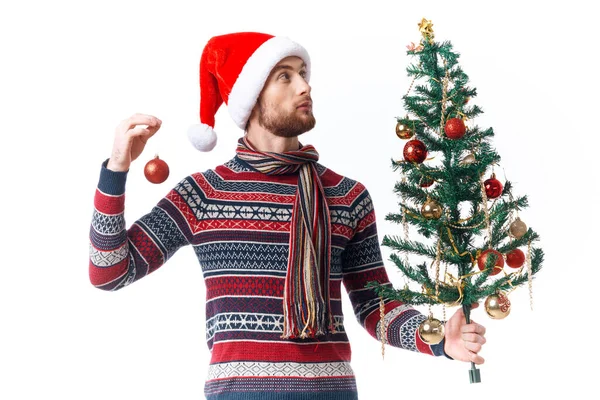 크리스마스를 즐기기 위해 손에 나무를 들고 있는 감정적 인 사람 이외 로운 배경을 간직하고 있다 — 스톡 사진