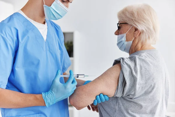 Vaccinationssäkerhet för manliga läkare arm injektion vaccin pass immunisering — Stockfoto