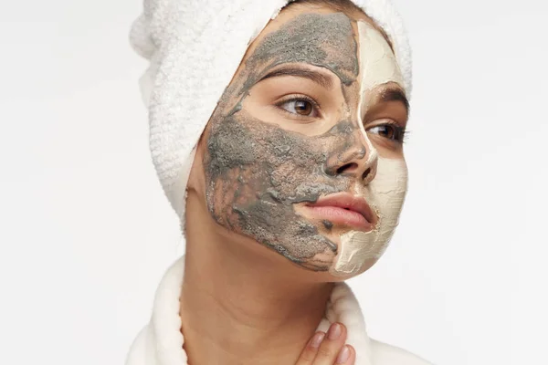 Femme avec masque sur le visage serviette sur la tête soins de la peau rajeunissement — Photo