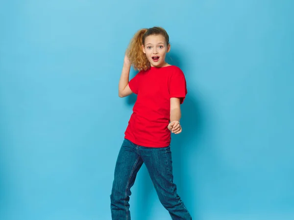 Menina com cabelo encaracolado em roupas casuais emoções fundo azul — Fotografia de Stock