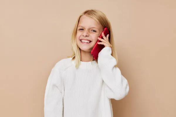 Retrato de un pequeño y sonriente teléfono inteligente comunicación entretenimiento vista recortada —  Fotos de Stock