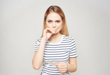 Çizgili tişörtlü güzel bir kadın poz veriyor. Yüksek kalite fotoğraf