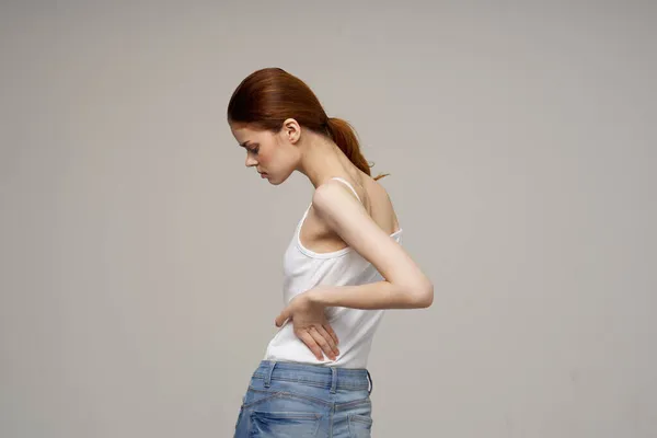 Mujer Camiseta Blanca Con Reumatismo Quiropráctico Problemas Salud Fondo Claro —  Fotos de Stock