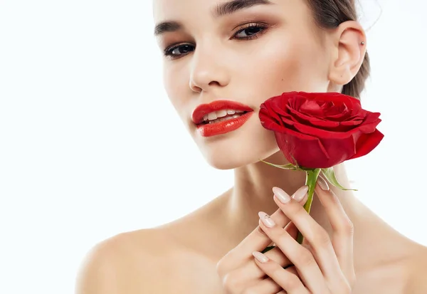 Morena Con Maquillaje Brillante Sosteniendo Rosa Mano — Foto de Stock