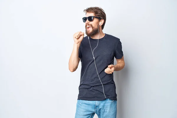 Γενειοφόρος Άνδρας Που Φοράει Γυαλιά Ακούγοντας Μουσική Ακουστικά Στον Τρόπο — Φωτογραφία Αρχείου