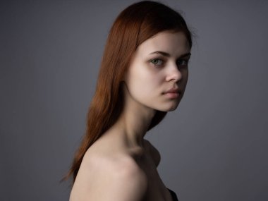 Güzel bir kadın lüks, çıplak omuzlar.