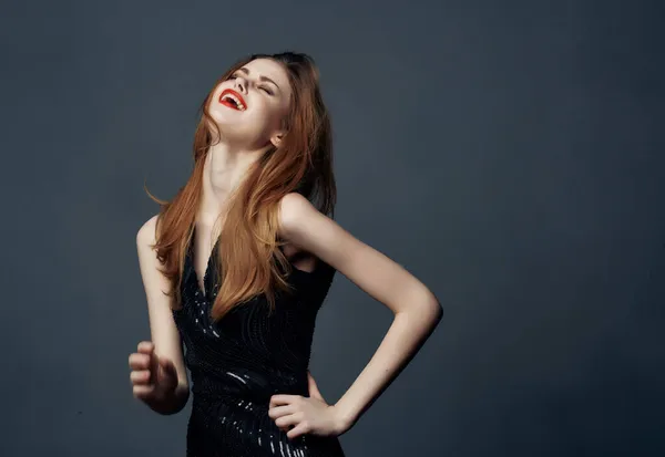 Frau im schwarzen Kleid rote Lippen posieren Glamour-Model — Stockfoto