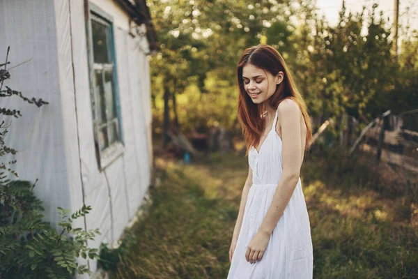 Žena v bílých šatech venkovní zábava vesnice — Stock fotografie