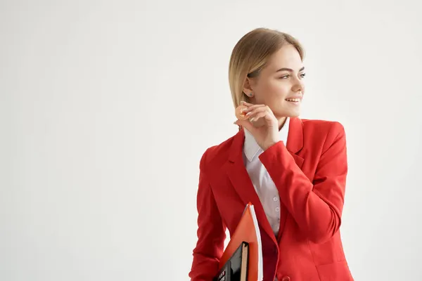 Frau Roter Jacke Mit Bitcoin Der Hand Heller Hintergrund Hochwertiges — Stockfoto