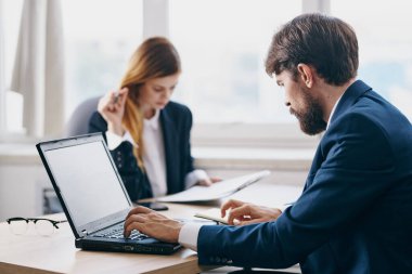 Ofisteki meslektaşlarım bir dizüstü bilgisayar kariyer ağı teknolojisinin önünde