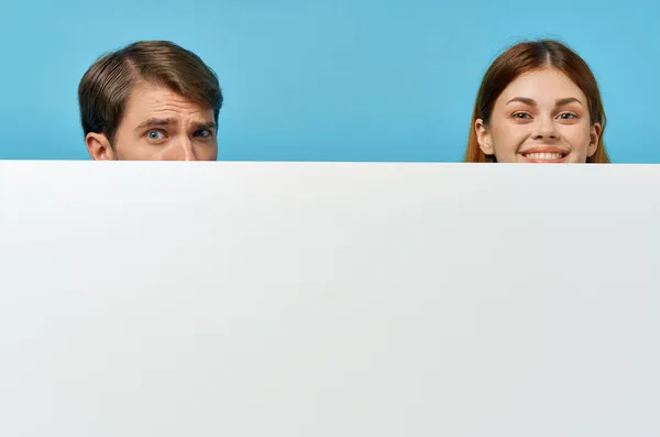Homem engraçado e mulher publicidade apresentação banner branco estúdio de cópia-espaço — Fotografia de Stock