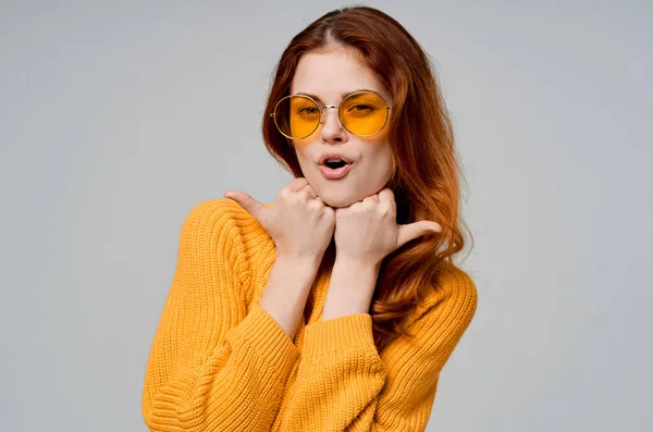 Roodharige vrouw in gele bril poseren plezier lifestyle licht achtergrond — Stockfoto