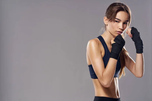Bela mulher boxe perfuração treino bandagens isolado fundo — Fotografia de Stock