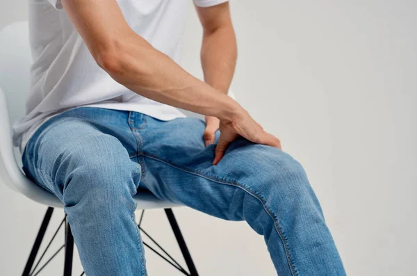 Uomo seduto sulla sedia dolore al ginocchio problemi di salute — Foto Stock