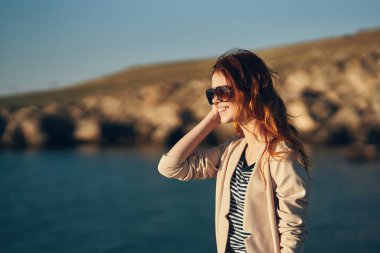 Güzel bir kadın açık havada temiz hava manzara seyahat güneşi