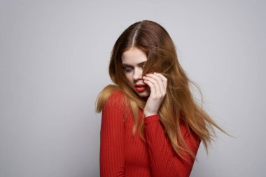 Güzel kadın çekici. Saç stili makyaj stüdyosu.