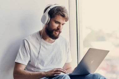 Kulaklıklı adam müzik teknolojisi dinliyor.
