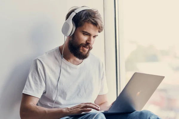 Homem com fones de ouvido ouvindo tecnologias de música — Fotografia de Stock