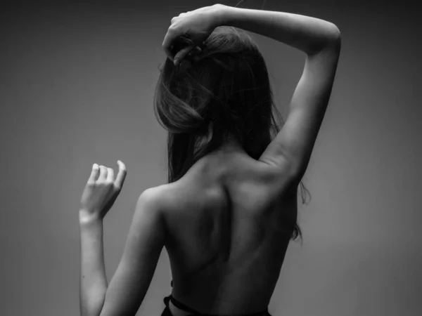 Woman with naked body standing with her back figure black and white background — Stock Photo, Image