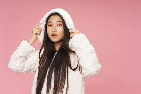 Kvinna asiatisk utseende ljus makeup rosa bakgrund modell — Stockfoto