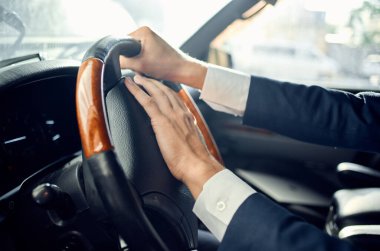 Arabadaki duygusal adam. Yüksek kalite fotoğraf