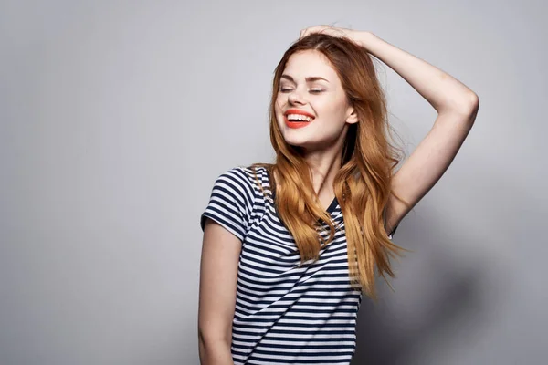 Krásná žena drží vlasy make-up představovat zábavu módní izolované pozadí — Stock fotografie