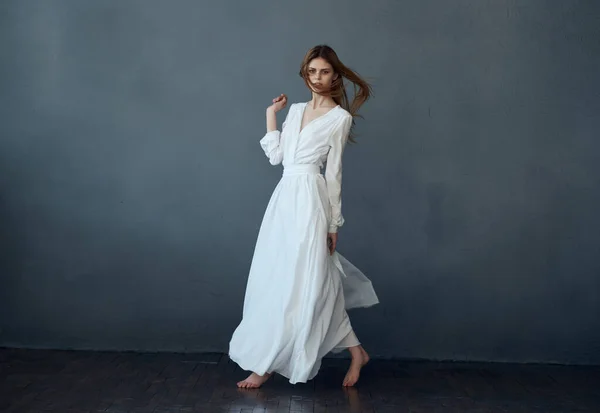 Mulher Vestido Branco Posando Fundo Isolado Foto Alta Qualidade — Fotografia de Stock