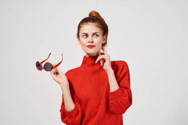 Güzel bir kadın izole edilmiş arka planda poz veriyor. Yüksek kalite fotoğraf