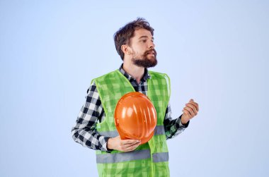 Studio 'da işçi üniforması giyen duygusal bir adam. Yüksek kalite fotoğraf