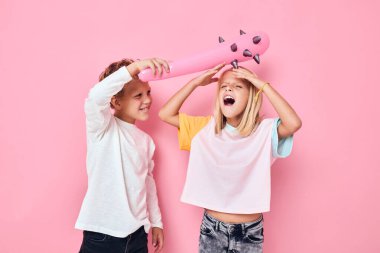 Komik çocuklar bir oyuncakla oynuyor. Yüksek kalite fotoğraf