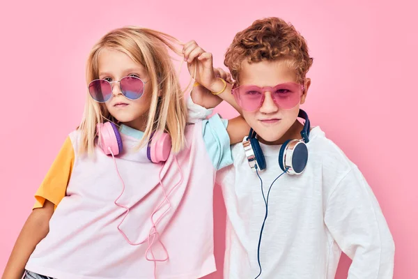 Pareja Feliz Niños Con Auriculares —  Fotos de Stock