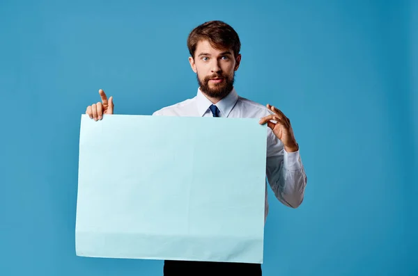 Zakenman Met Blauwe Mockup Poster Teken Kopieerruimte Geïsoleerde Achtergrond Hoge — Stockfoto