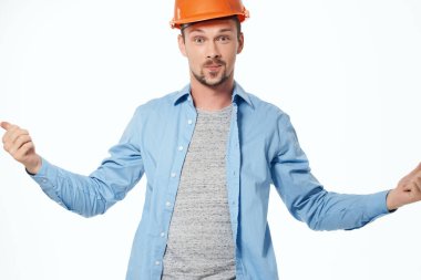 İnşaat üniformalı adam. Profesyonel iş. Tecrit edilmiş bir geçmiş.