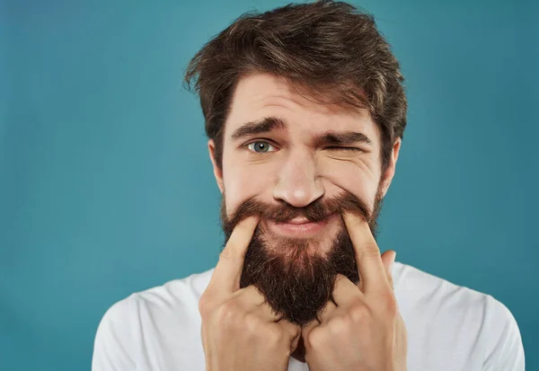 Homem Emocional Uma Camiseta Branca Close Foto Alta Qualidade — Fotografia de Stock