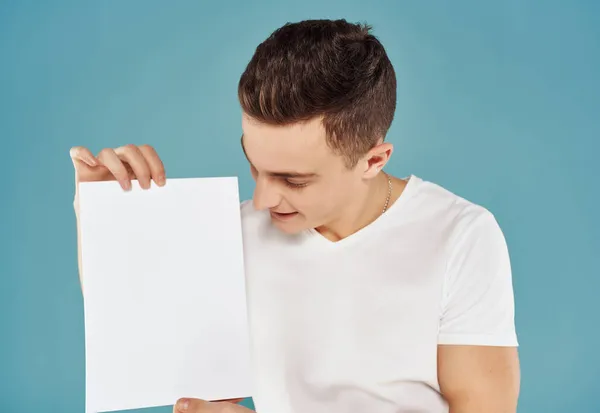 Man in wit t-shirt wit vel kopieerruimte reclame blauwe achtergrond — Stockfoto