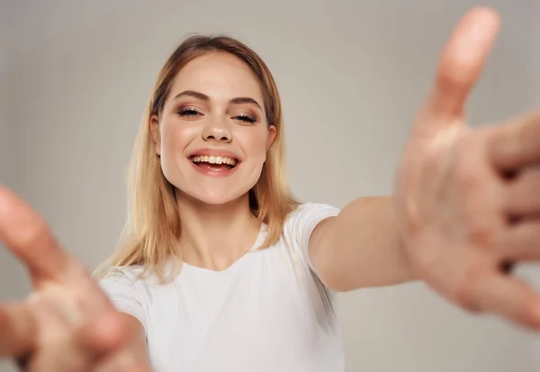 Bela Loira Branco Shirt Tomando Selfie — Fotografia de Stock