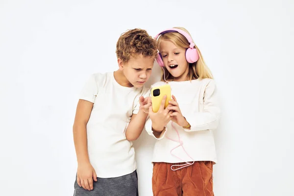 Obrázek Chlapce Dívky Jak Dívají Telefon Pózující Izolovaném Pozadí Kvalitní — Stock fotografie