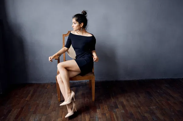 Morena Vestido Negro Cerca Silla Estudio Foto Alta Calidad — Foto de Stock