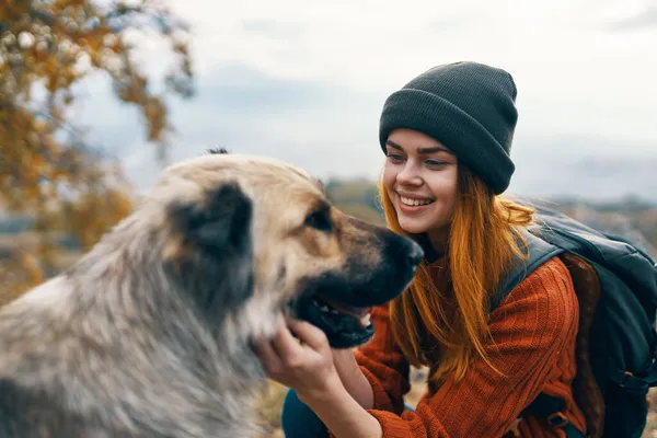 Vrouw Wandelaar Wandelen Met Hond Bergen — Stockfoto