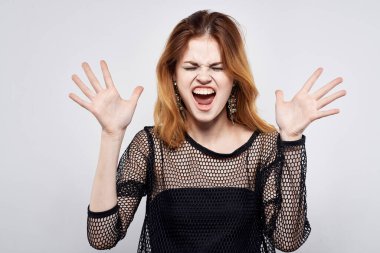 Studio Lifestyle 'da poz veren neşeli bir kadın. Yüksek kalite fotoğraf