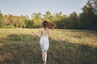 Güzel kadın yaz kırsal doğa yaşam tarzı