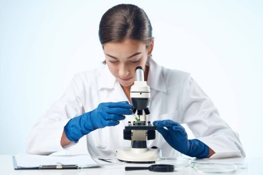 Bilimadamı kimyasal çözümler biyolog araştırmaları izole edilmiş arka plan