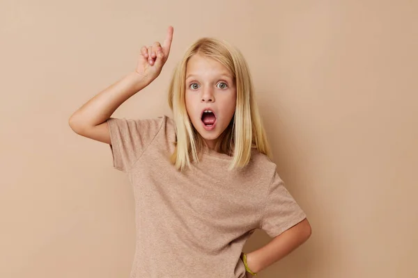 Pozitív kislány bézs póló életmód koncepcióban — Stock Fotó
