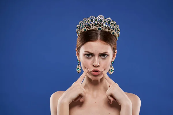 Principessa con una corona sulla testa trucco modello mano gesto isolato sfondo — Foto Stock