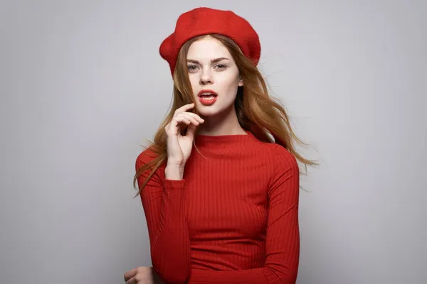 빨간 스웨터를 입은 아름다운 여성, 화장품 감정 스튜디오 포즈를 취하는 모습 — 스톡 사진