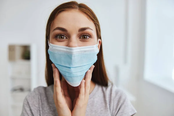 Mulher em proteção máscara médica contra o vírus — Fotografia de Stock