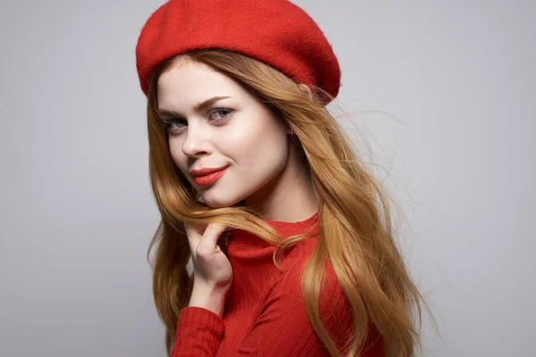Веселая женщина в красном свитере косметика эмоция легкий фон — стоковое фото