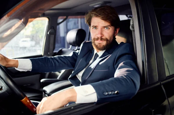Affärsmän i kostym i en bil en resa till jobbet service — Stockfoto