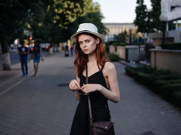 Mujer atractiva al aire libre caminar viajes de descanso Estilo de vida — Foto de Stock